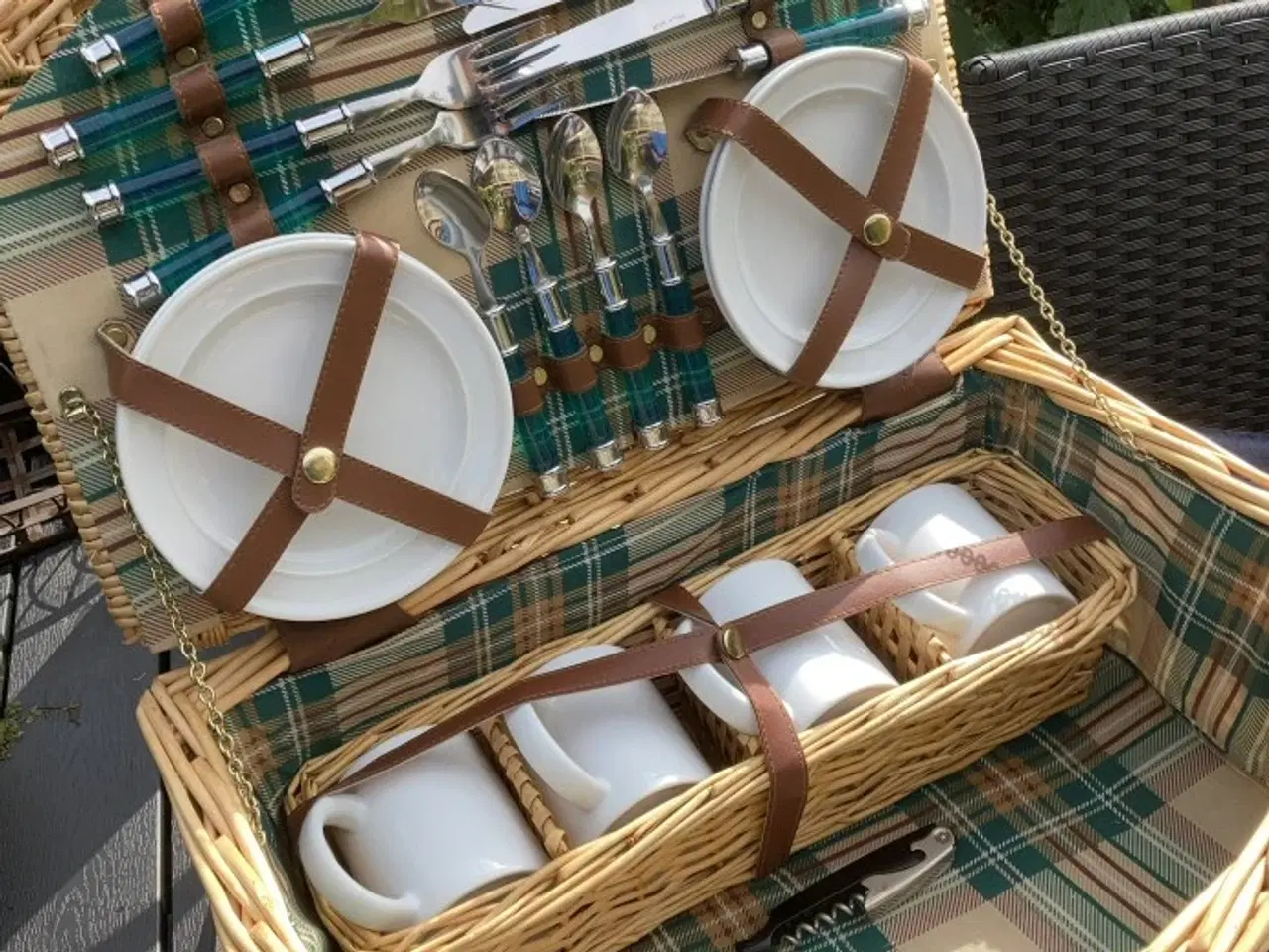 Billede 1 - Stor picnickurv med indhold – håndtag og strop