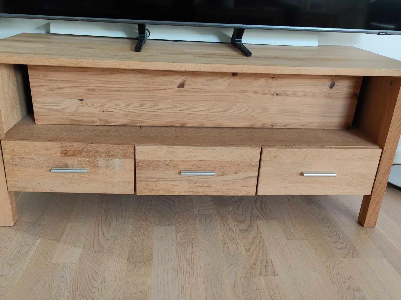 Billede 2 - Tv bord i egetræ 