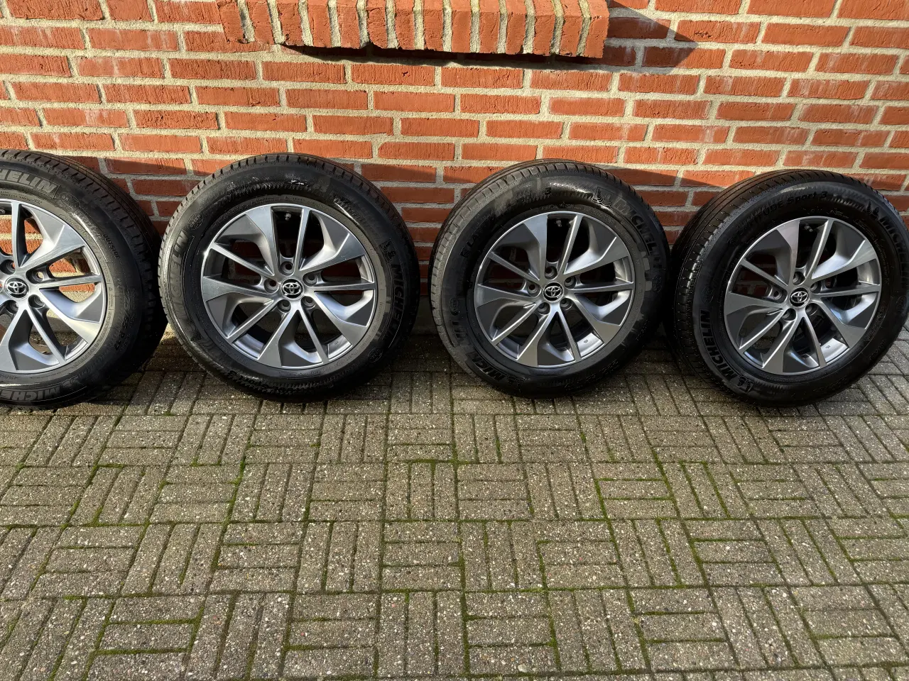 Billede 1 - 17" Originale Toyota alufælge med næsten nye dæk