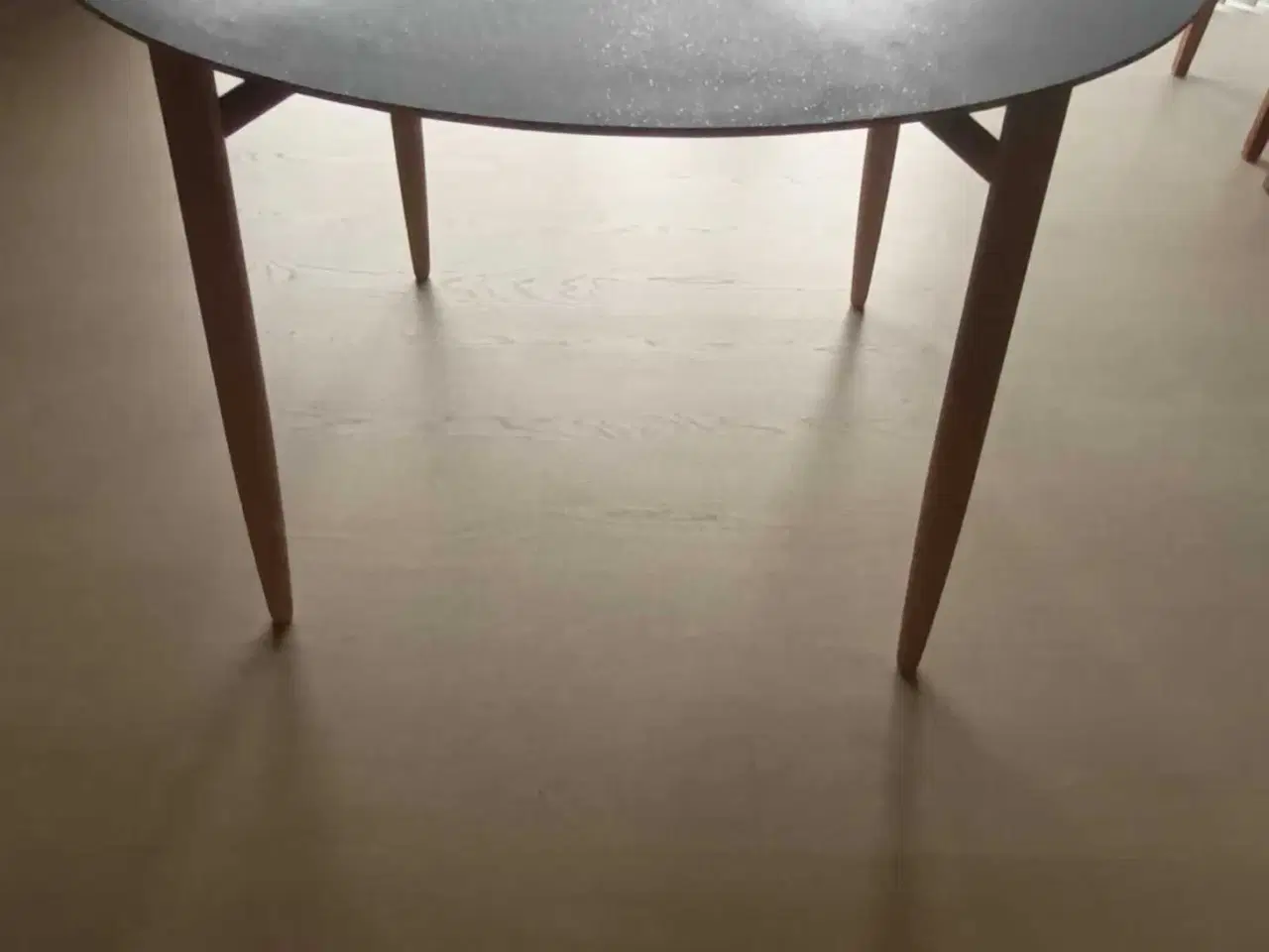 Billede 2 - Rundt spisebord 