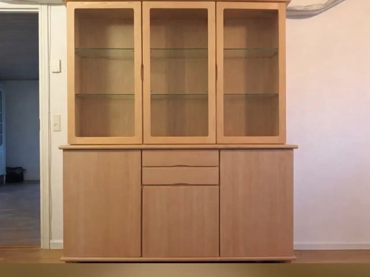 Billede 1 - Massivt egetræs skab fra Skovsby