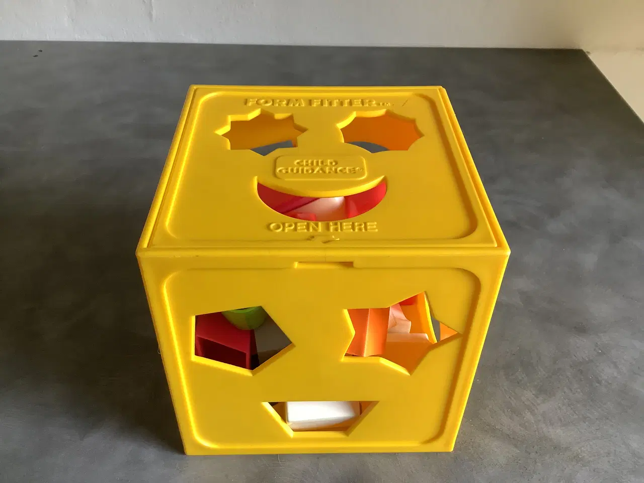 Billede 1 - Geometrisk former i en soteringskasse til børn