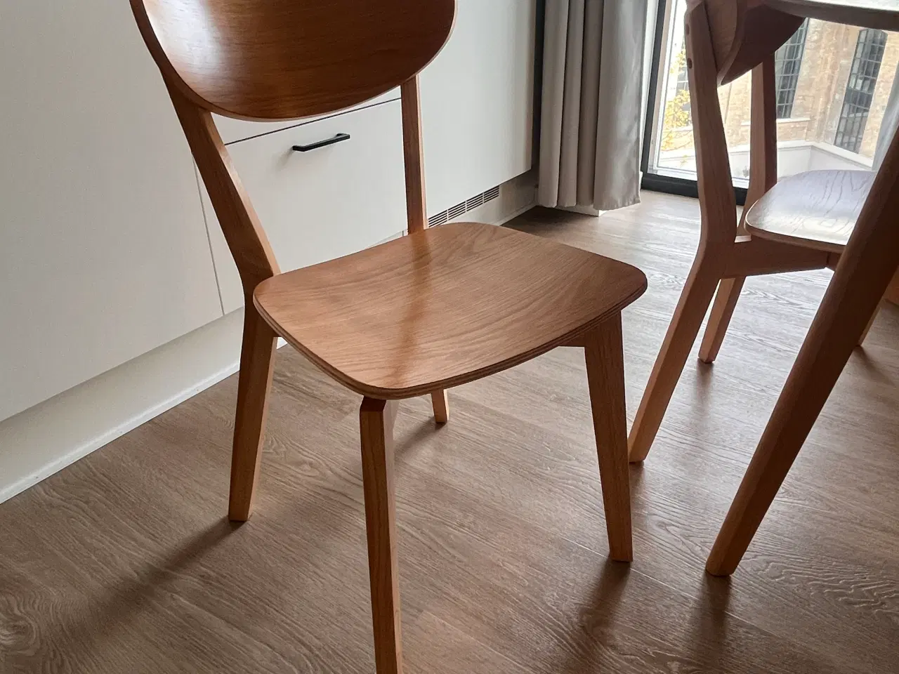 Billede 2 - Spisebord med tilhørende stole