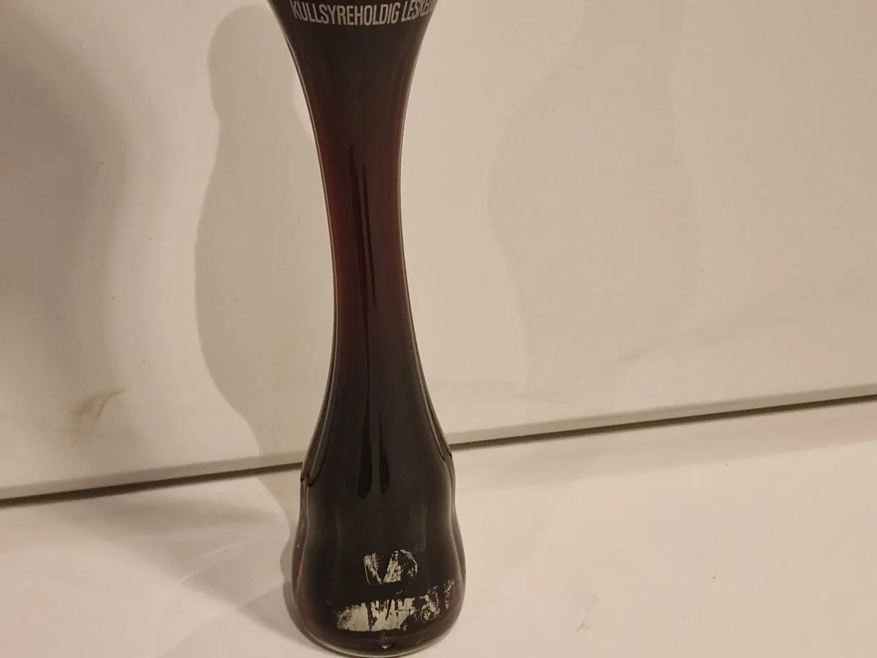 Billede 4 - Coca Cola kurvet flaske, der indeholder den velken