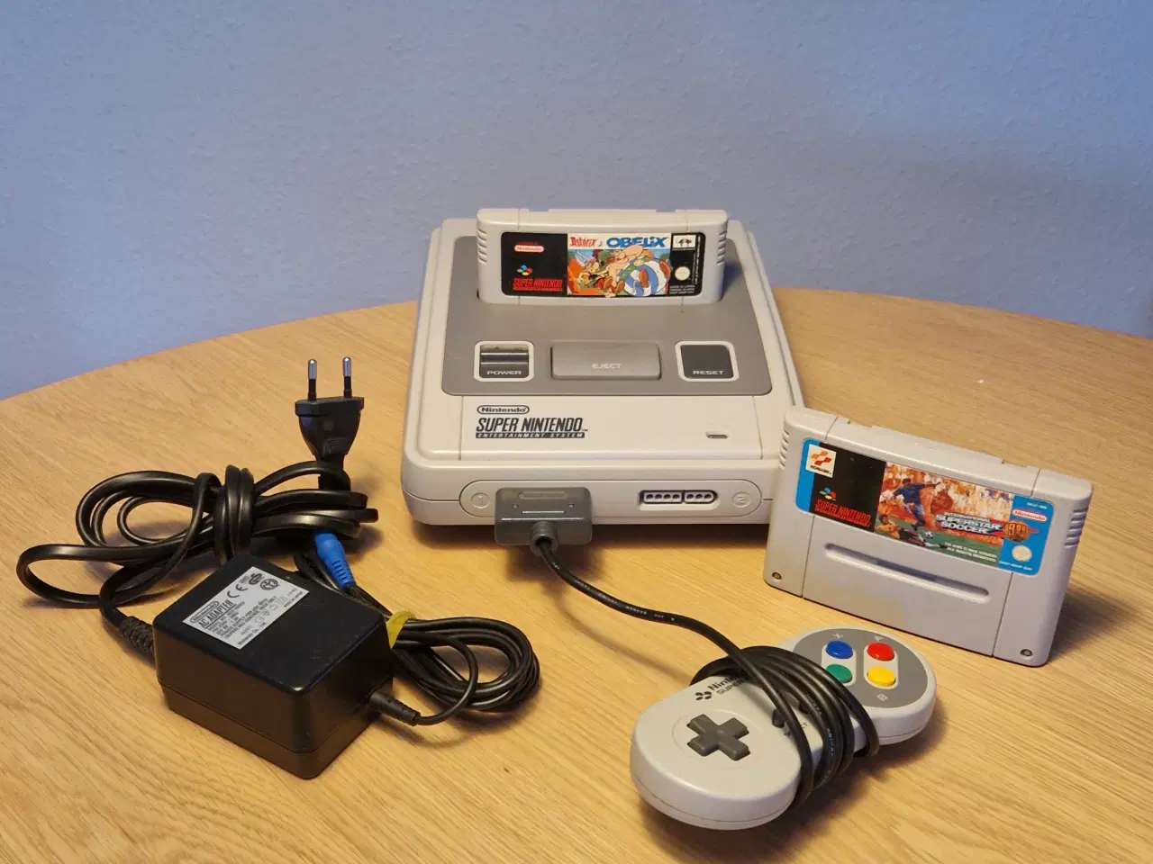 Billede 1 - 🎮 Super Nintendo – flot stand + 2 spil