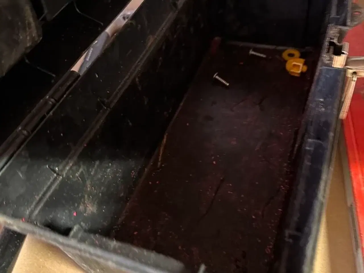 Billede 14 - Indhold på reoler af diverse håndværktøj, sikkerhedsdragter mv.