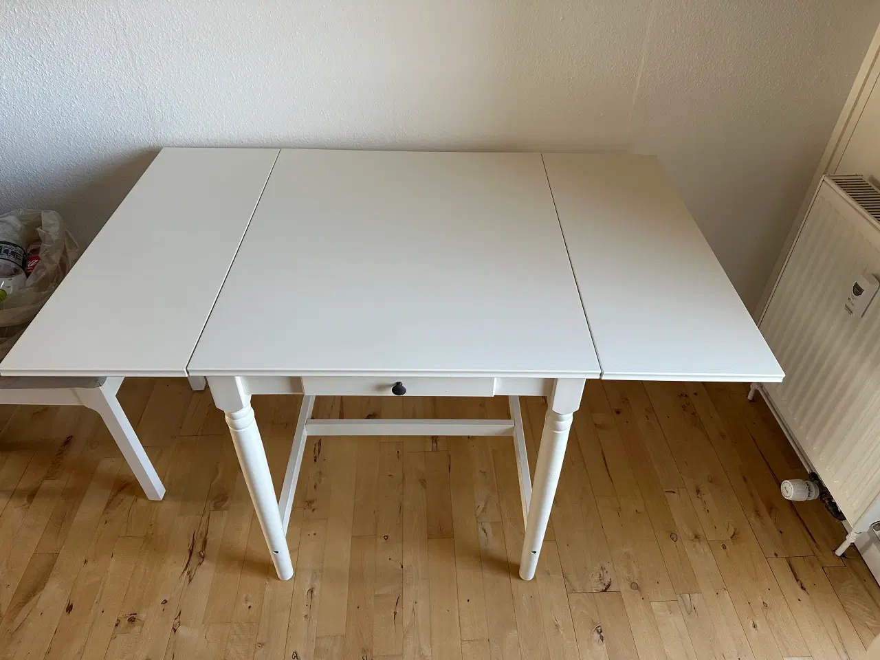 Billede 3 - Lille spisebord + to stole