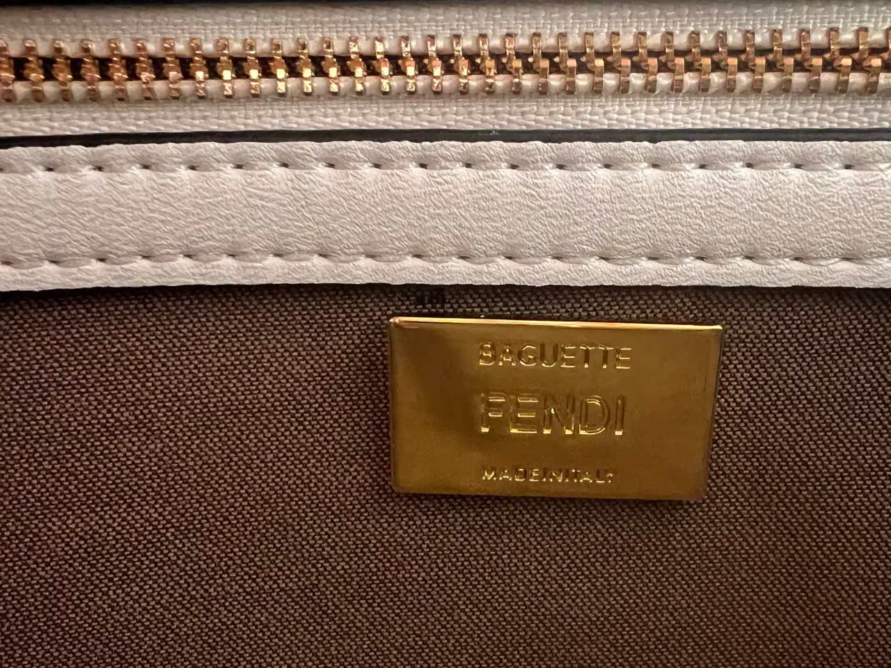 Billede 7 - Flot hvid fendi baguette taske. 