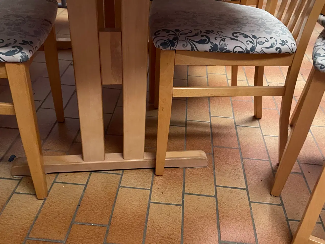 Billede 3 - Spisebord i str. 154x104cm bøg med 2 tillægsplader