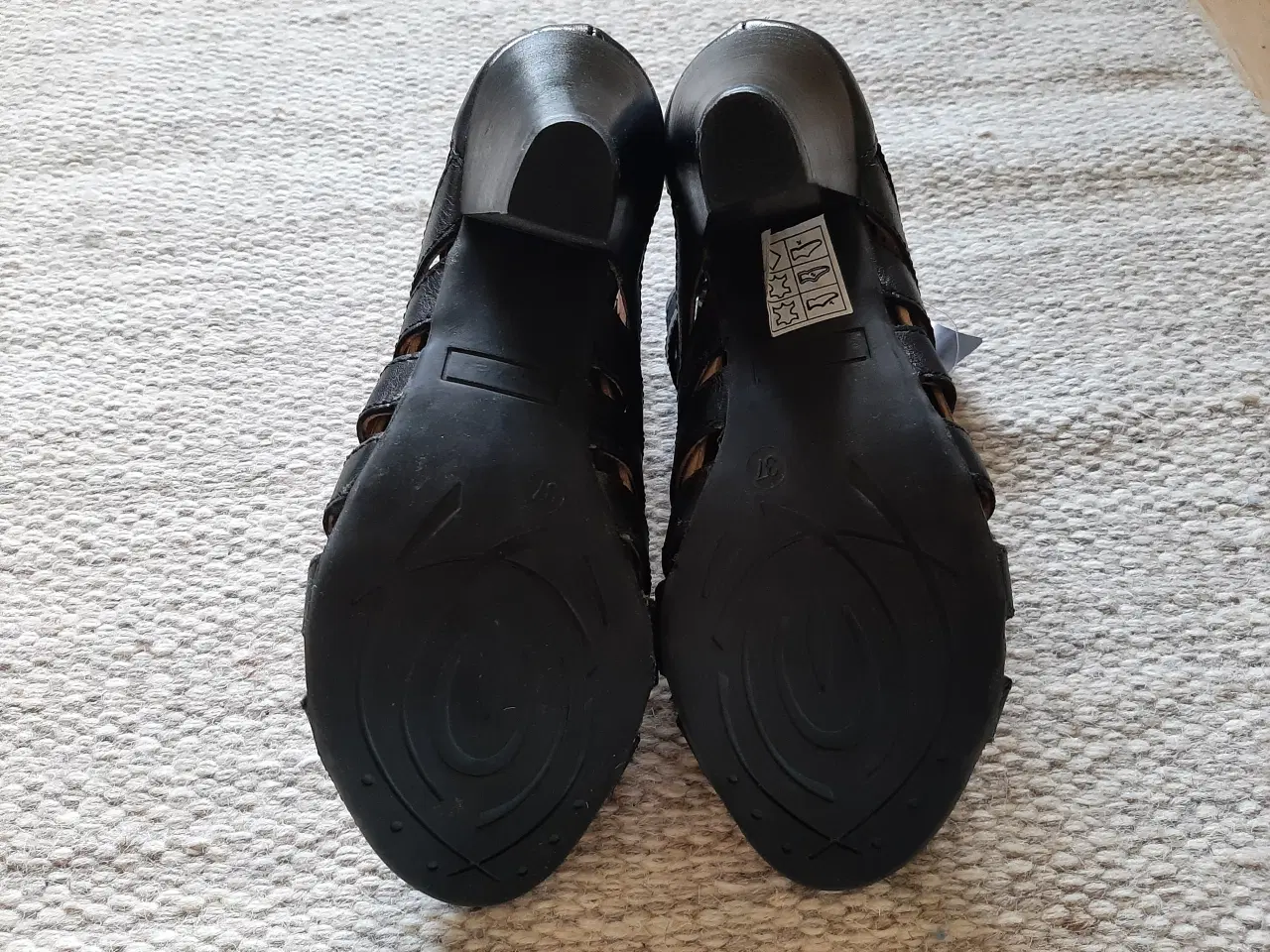 Billede 5 - Nye flotte sorte lædersandaler med hæl