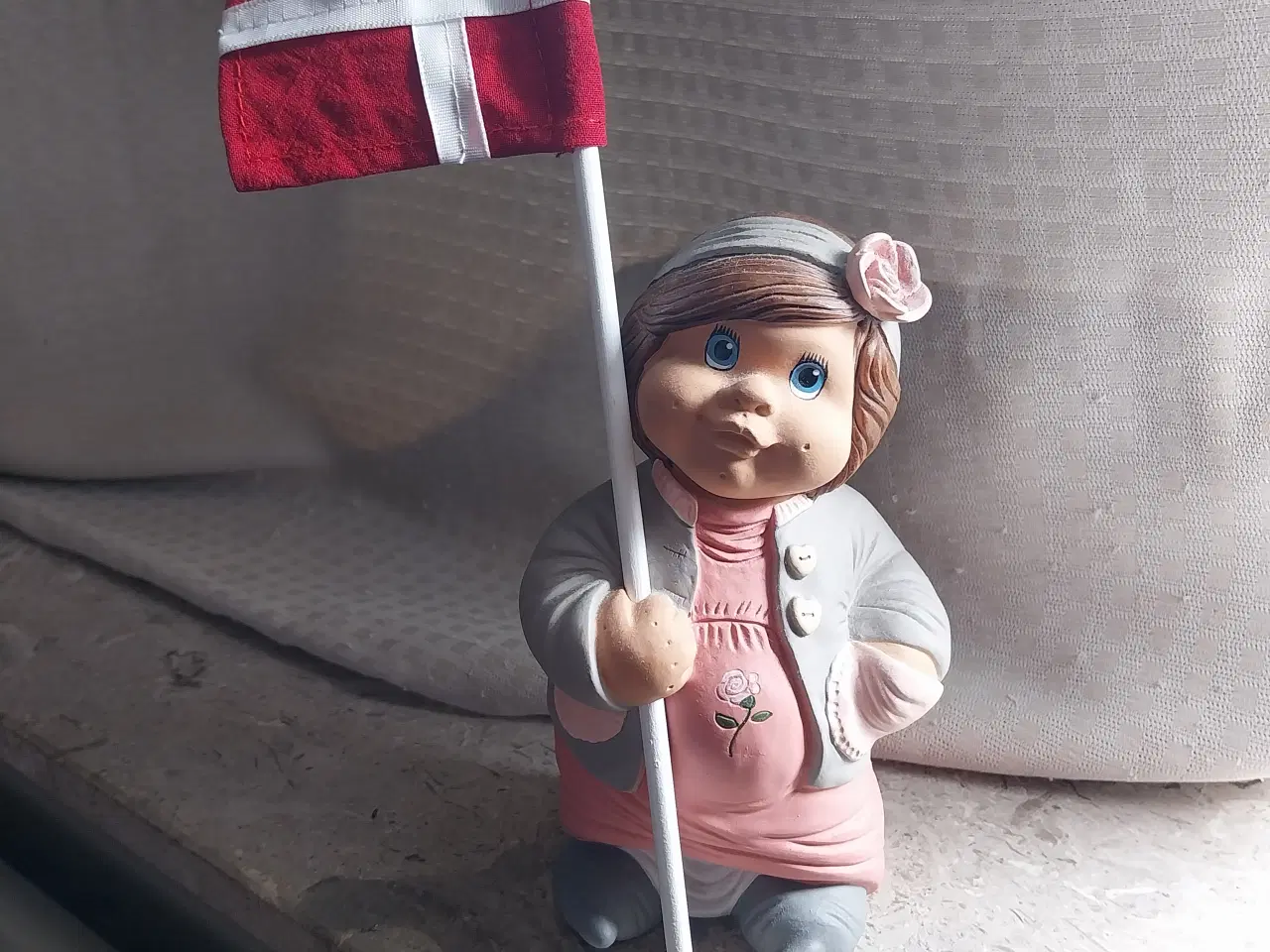 Billede 4 - Klarborg Pige med flag