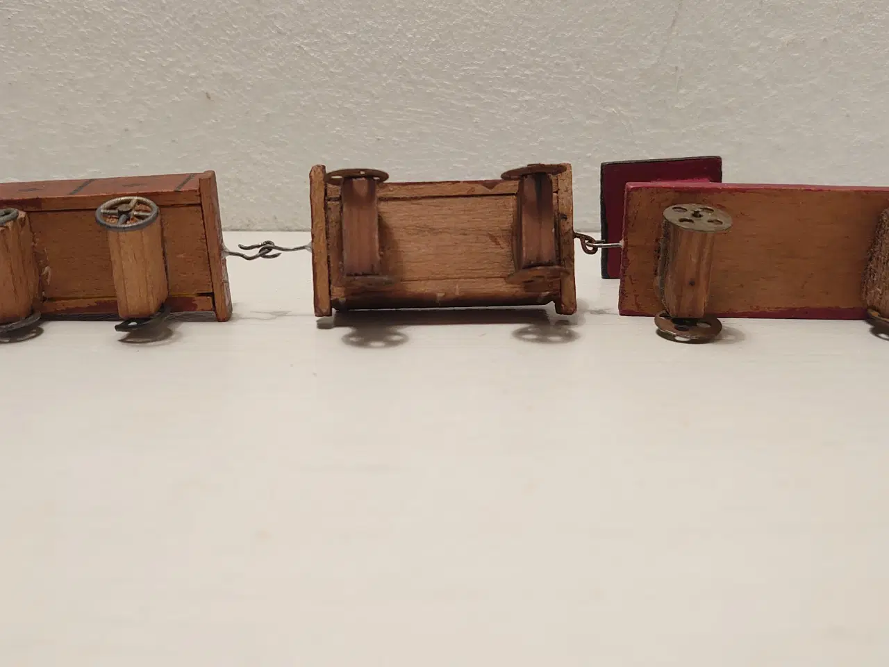 Billede 4 - Erzgebirge:Tog med 2 vogne.Håndlavet i træ.Ca 1920