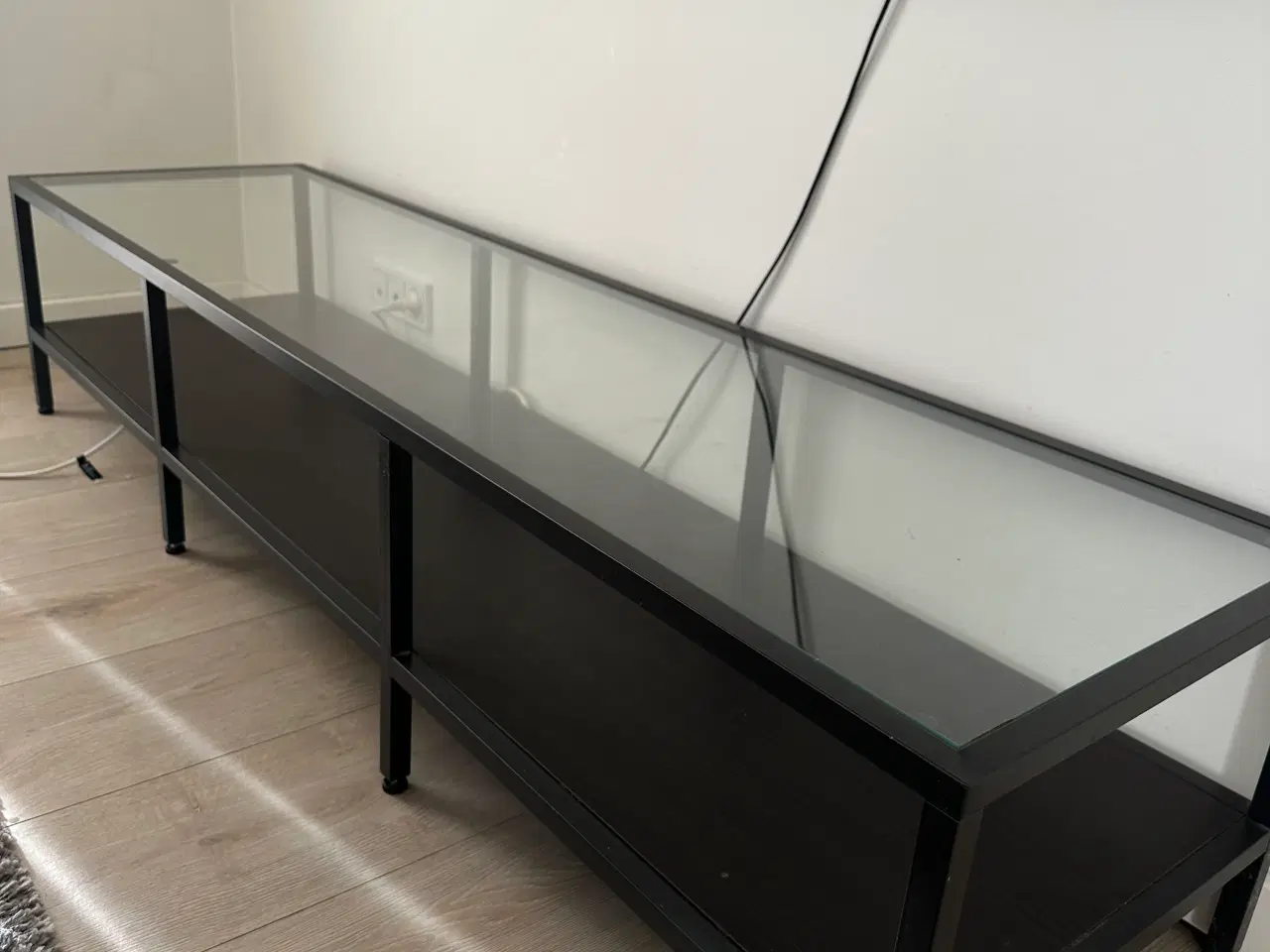 Billede 2 - TV bord i mørkt træ med glas