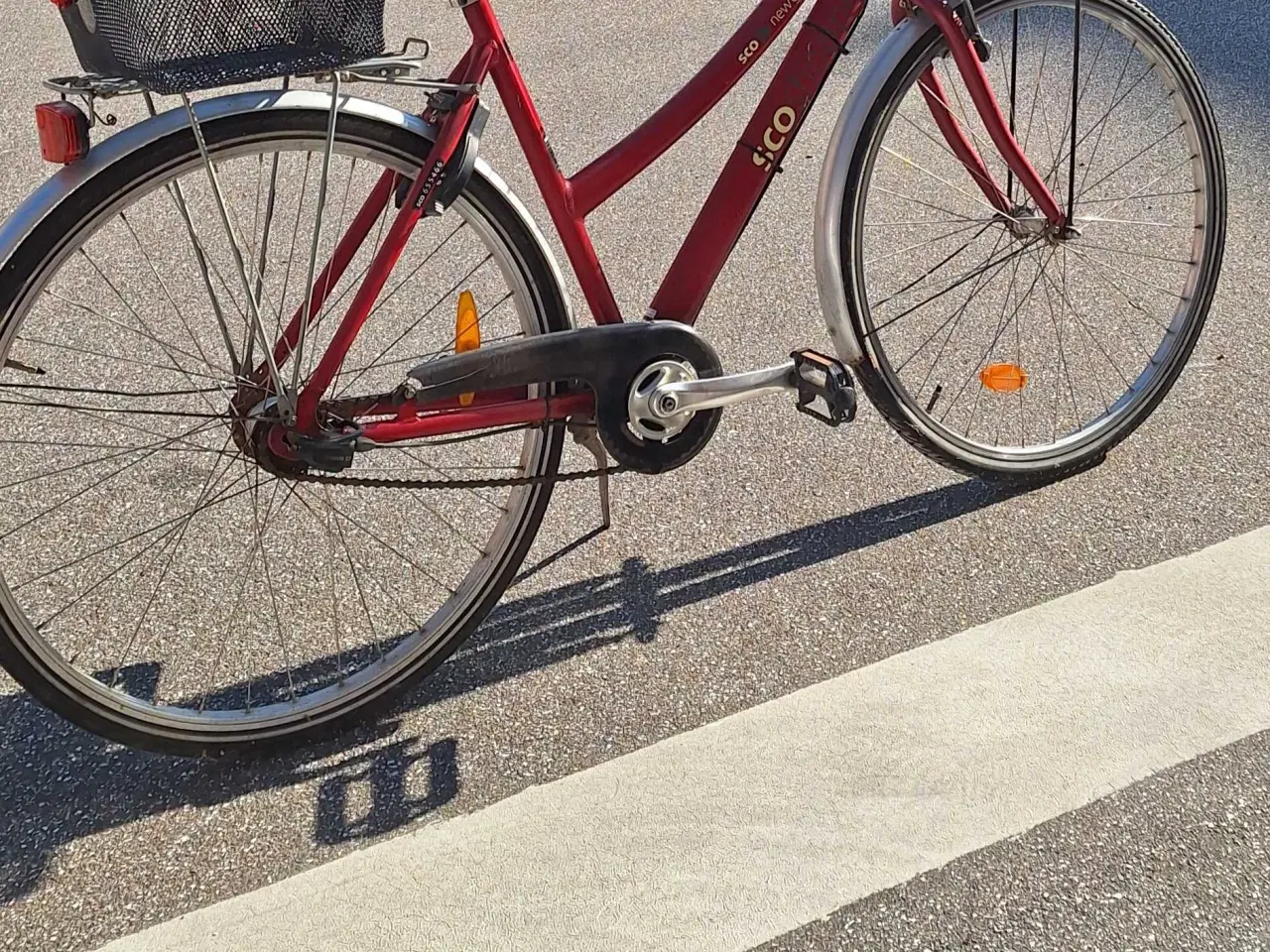 Billede 2 - Rød cykel med to kurve og en lås monteret 