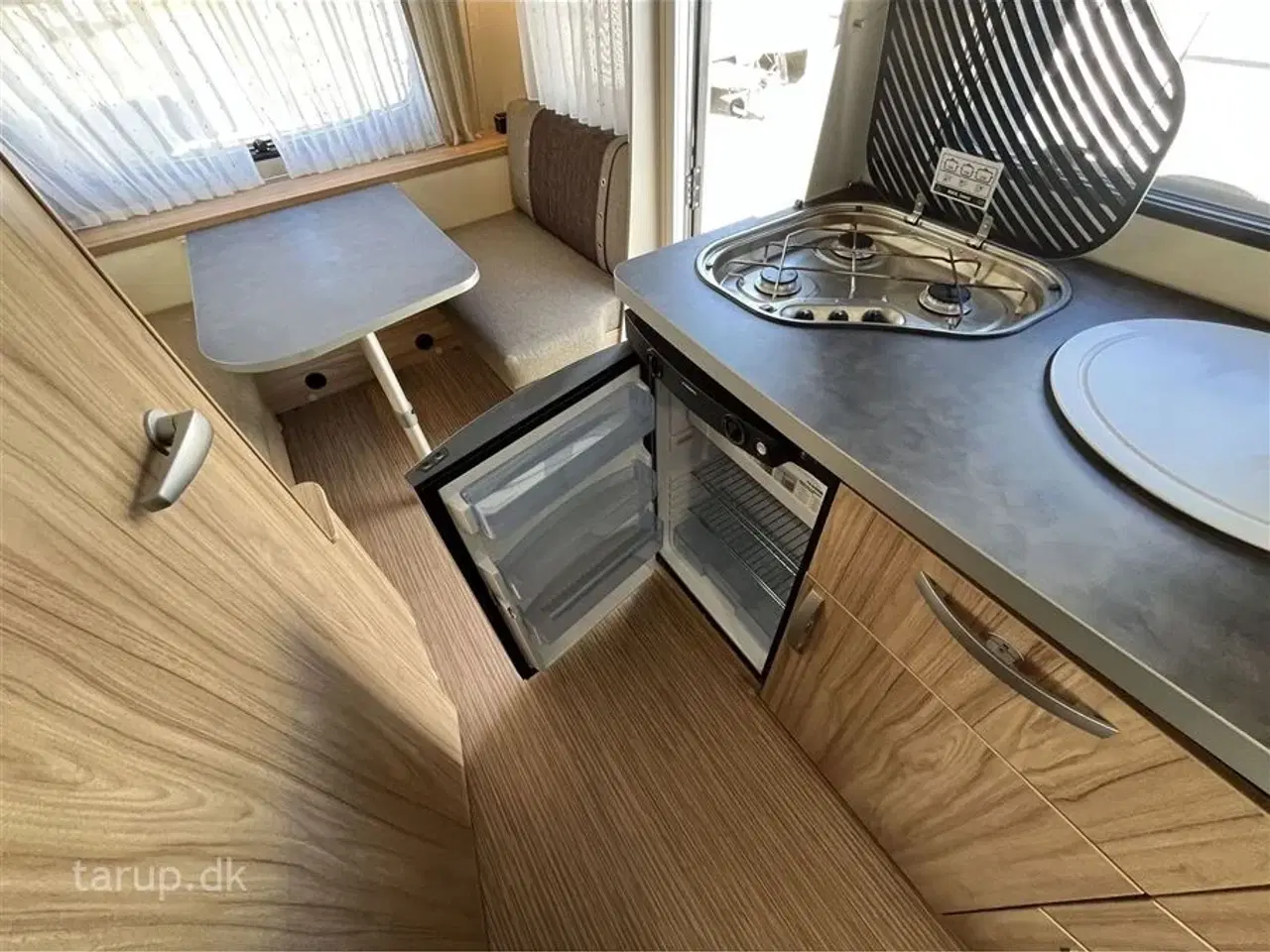 Billede 12 - 2022 - Hymer Feeling 442   Fortelt: Walker, mover, solceller, fast markise m sider og front, cykelholder, Truma UltraHeat, el- og gasboiler, endesiddegruppe, dobbeltseng