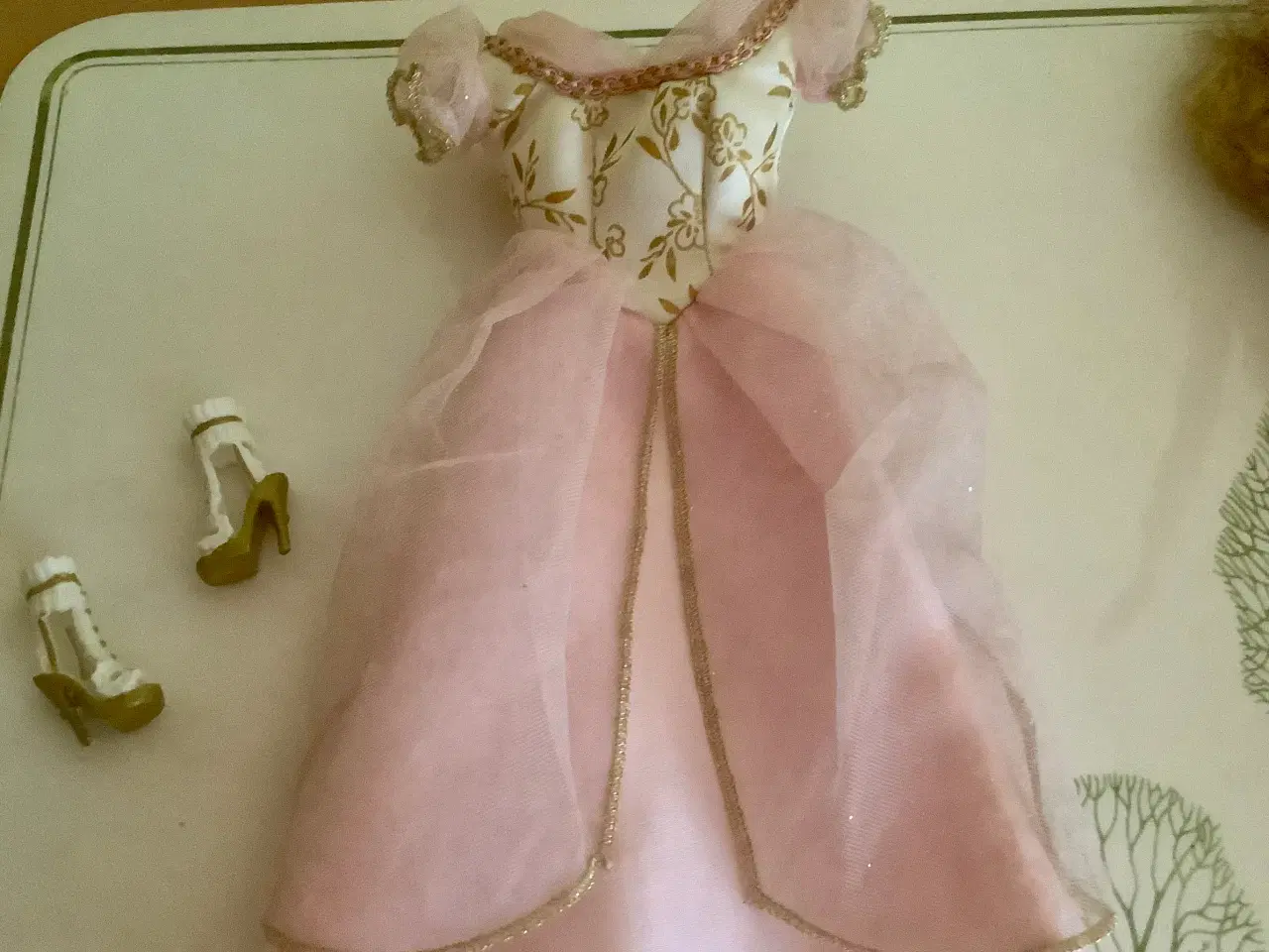 Billede 7 - Smuk askeblond Barbie med original Barbie kjole.