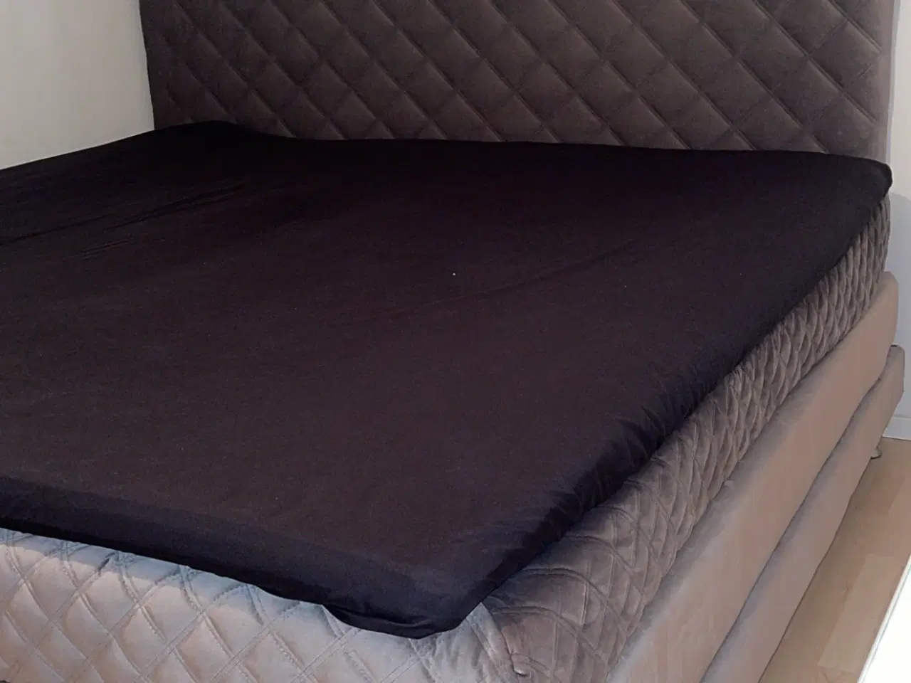 Billede 2 - ILVA kontinentalseng inkl. sengegavl – 210x210 cm