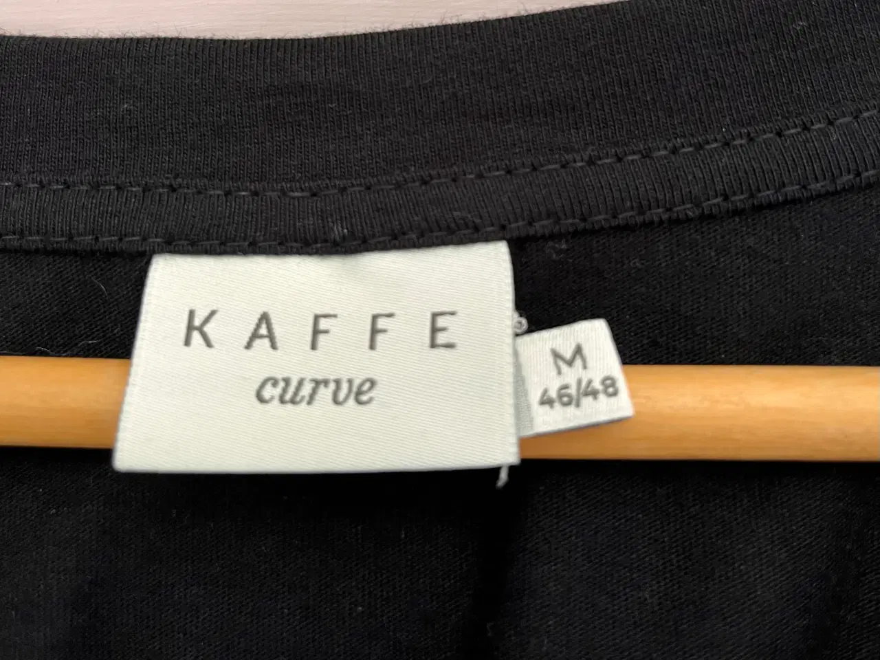 Billede 3 - Sort T-shirt fra Kaffe Curve str. M (46/48)