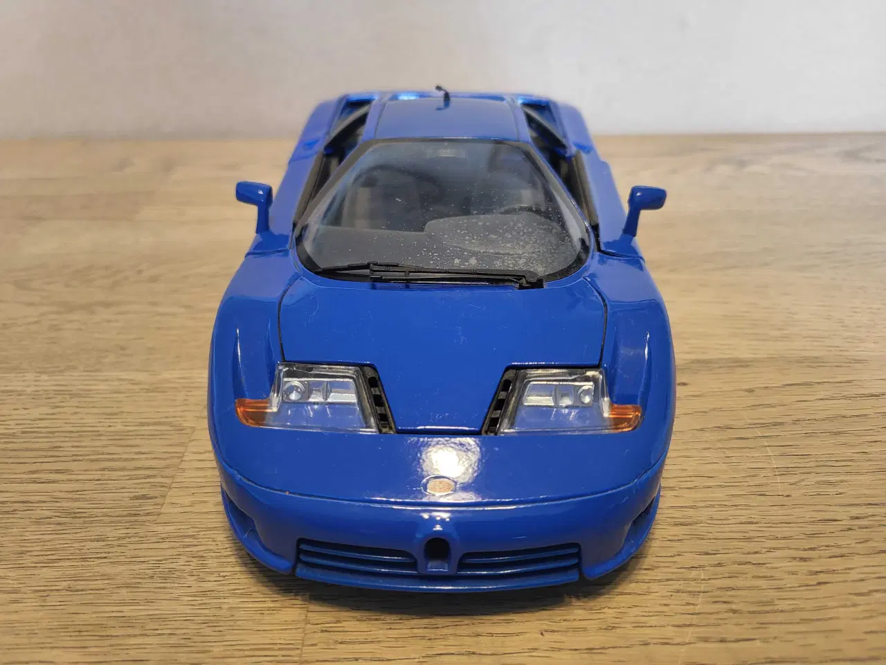 Billede 5 - Modelbil: BUGATTI EB 110 1992.  Skala 1/18.