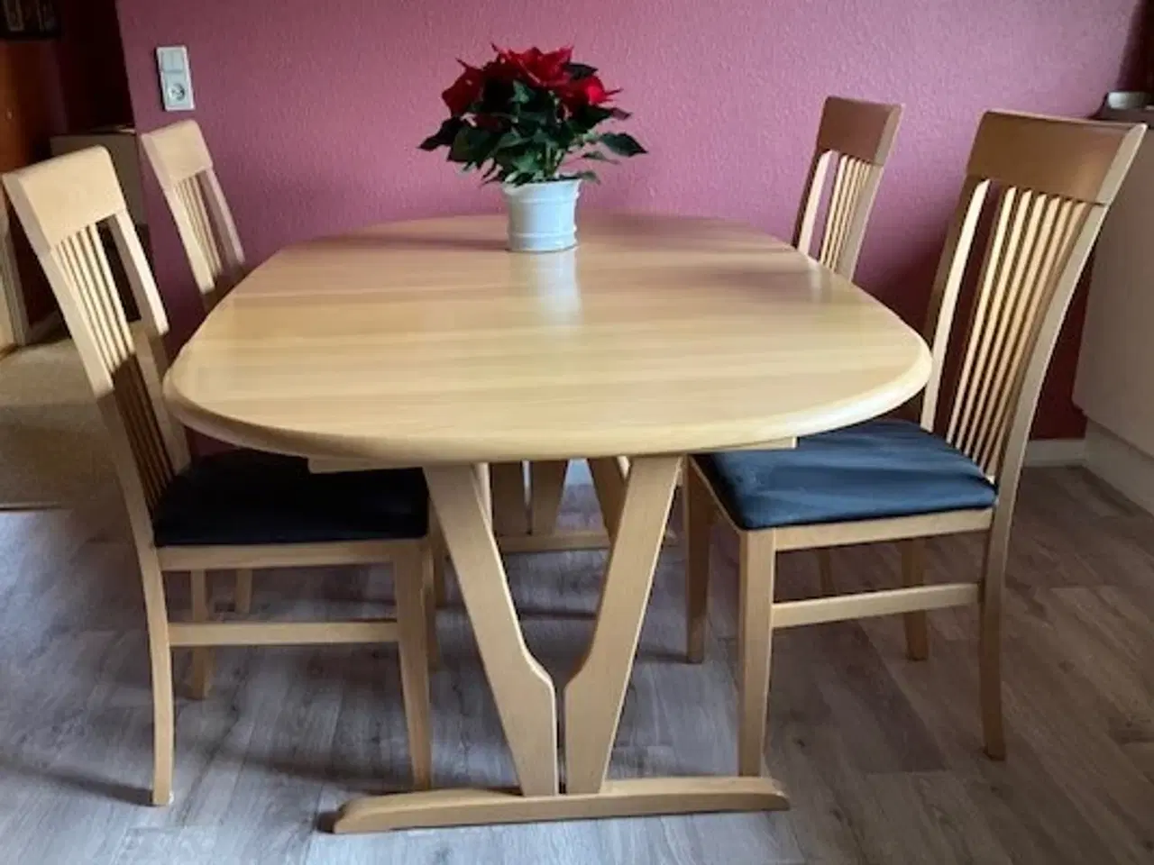 Billede 1 - Køkkenbord i lakeret bøg med seks stole