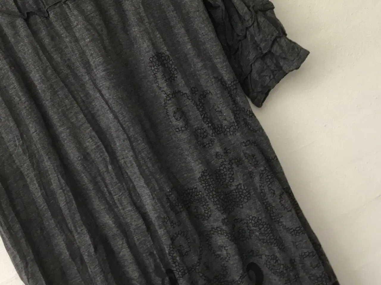 Billede 4 - Super blød gråmeleret kjole str. L fra Esenz