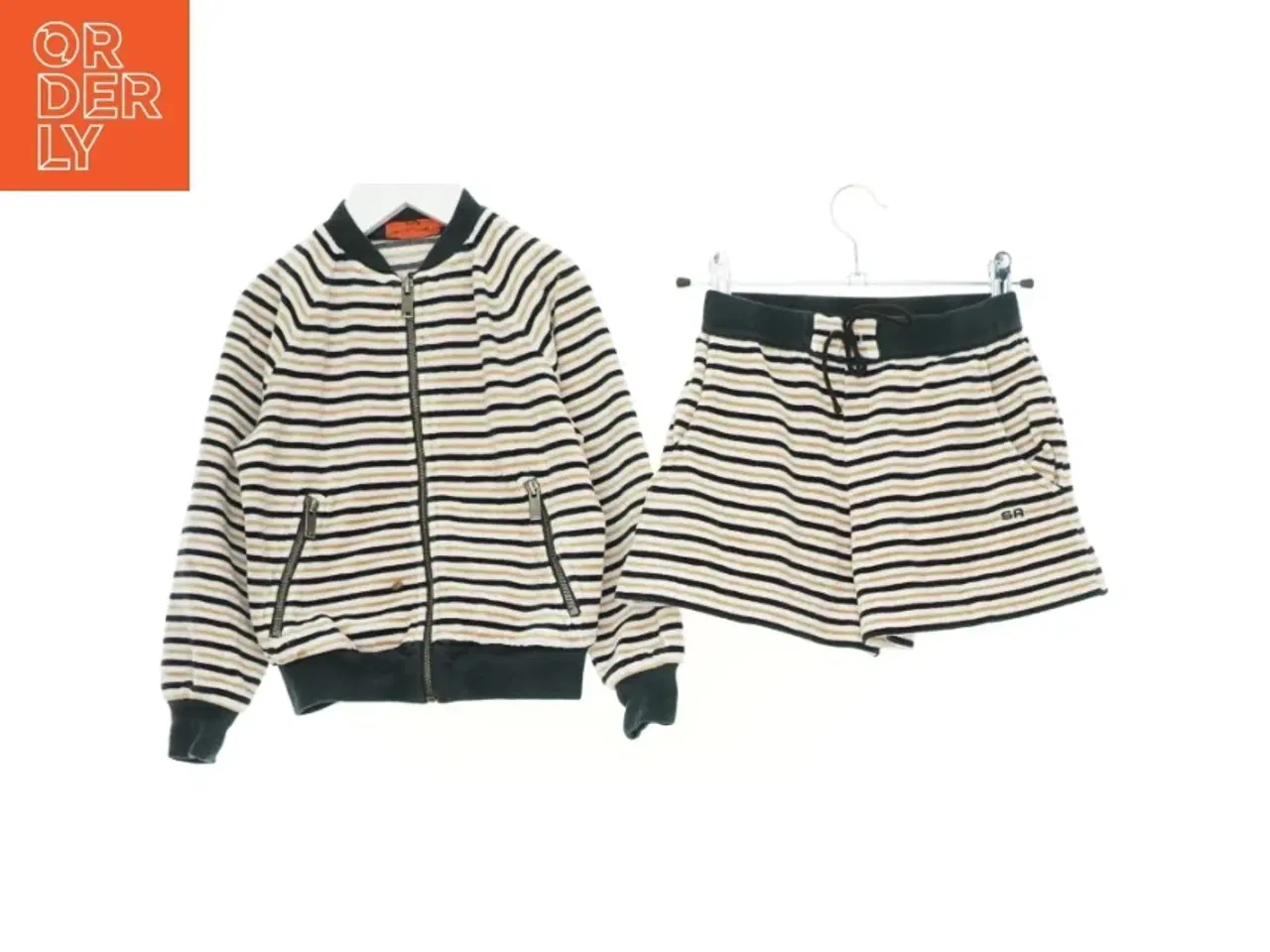 Billede 1 - Sæt børnetøj(2 dele) (str. 116 cm)