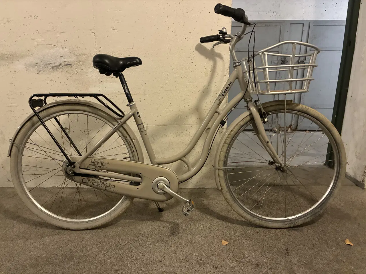 Billede 1 - Damecykel med kraftig stor cykelkurv foran.