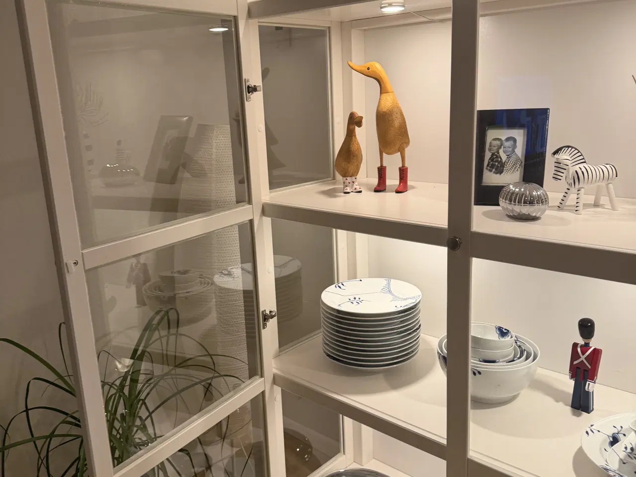 Billede 5 - Flot hvid vitrine med lys