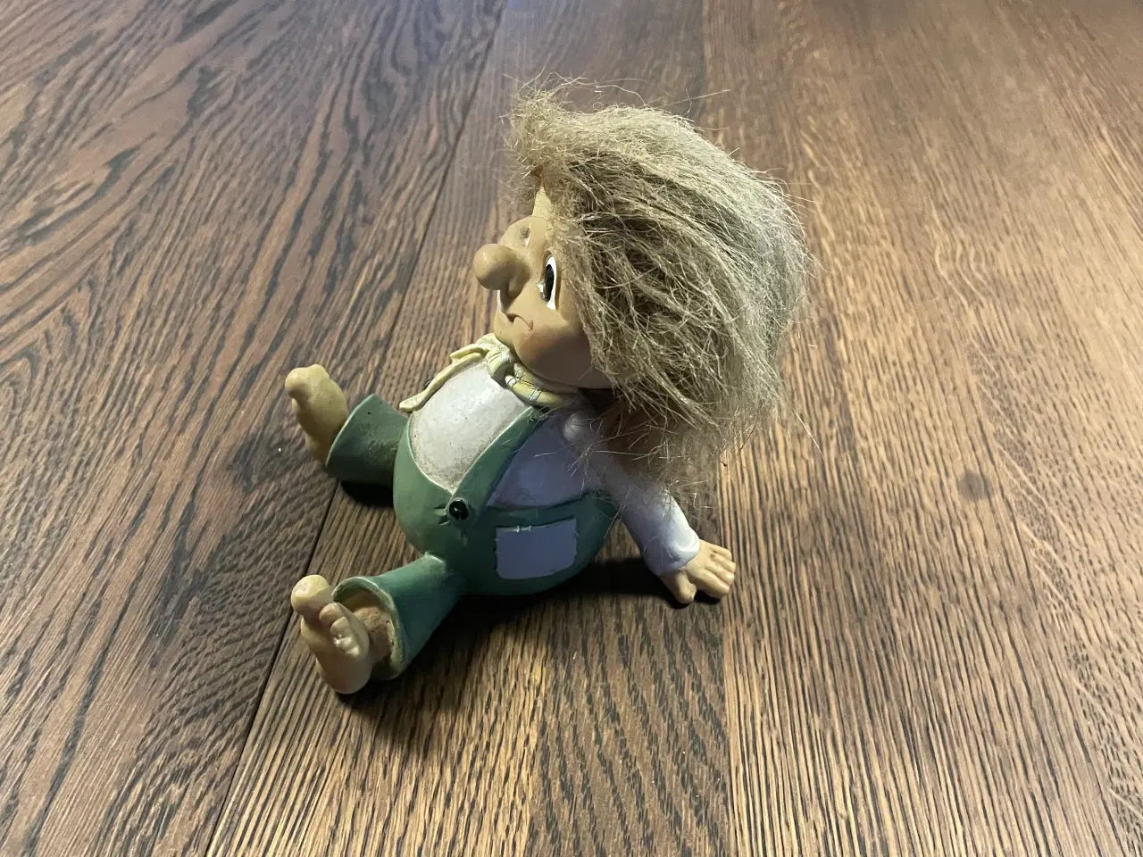 Billede 4 - Siddende trold i grøn tøj.