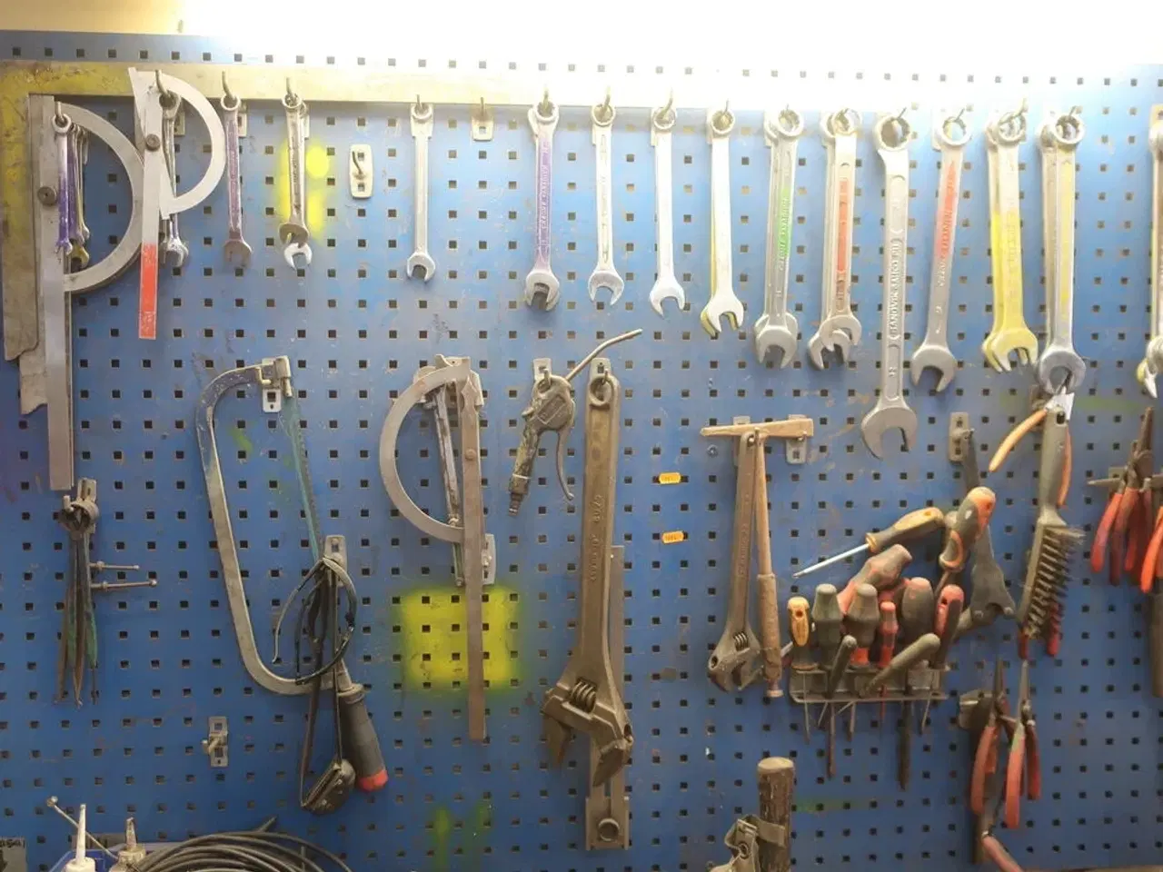 Billede 8 - Arbejdsbord med værktøjstavle samt div. Værktøj