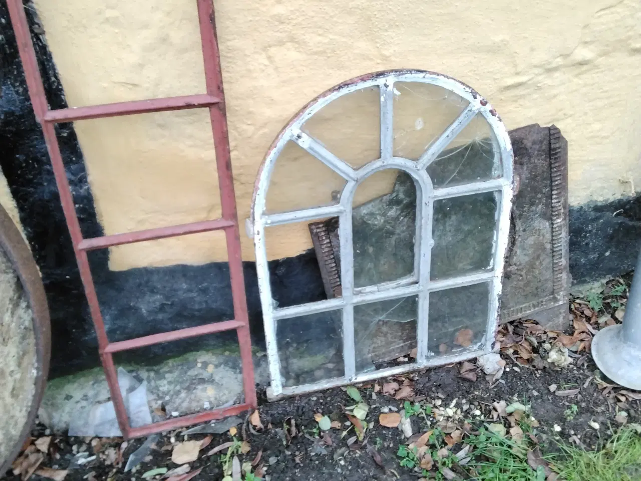 Billede 2 - Vognhjul, trækåg, slibesten, staldvindue, støbejer