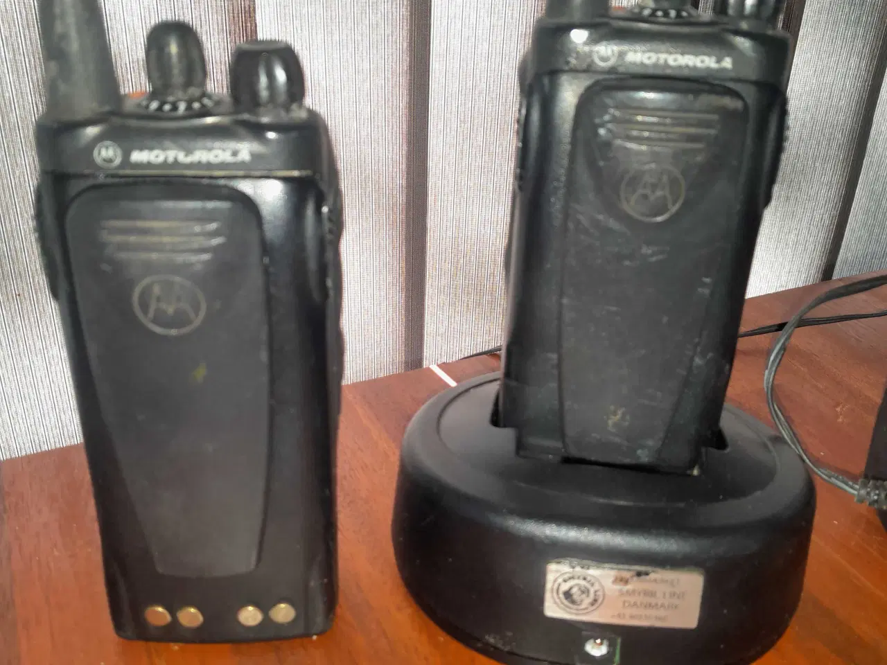 Billede 3 - Motorola GP340 radioer med monofoner og lader.