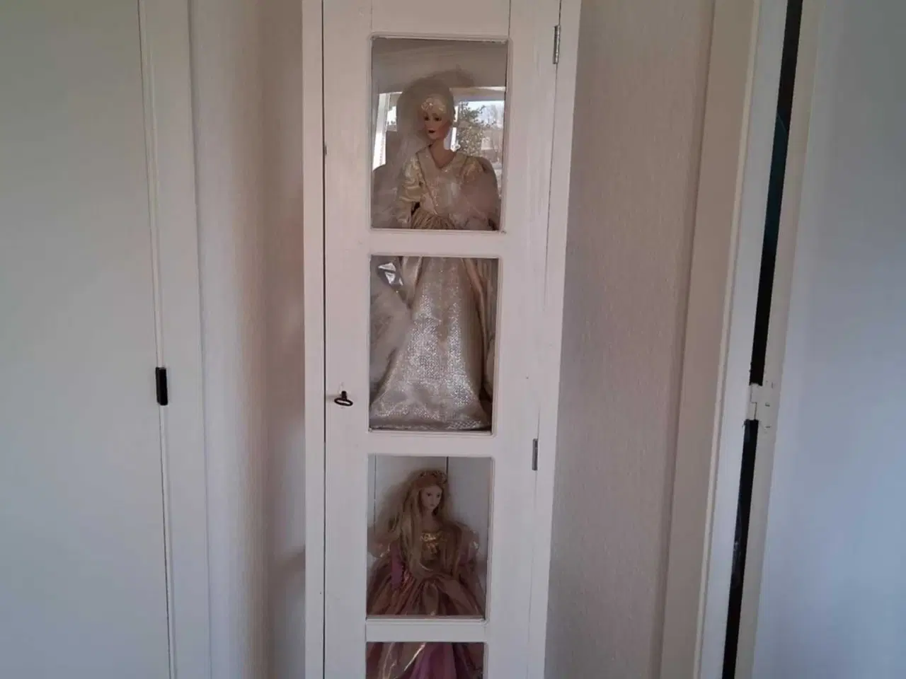 Billede 1 - Lille vitrineskab sælges 