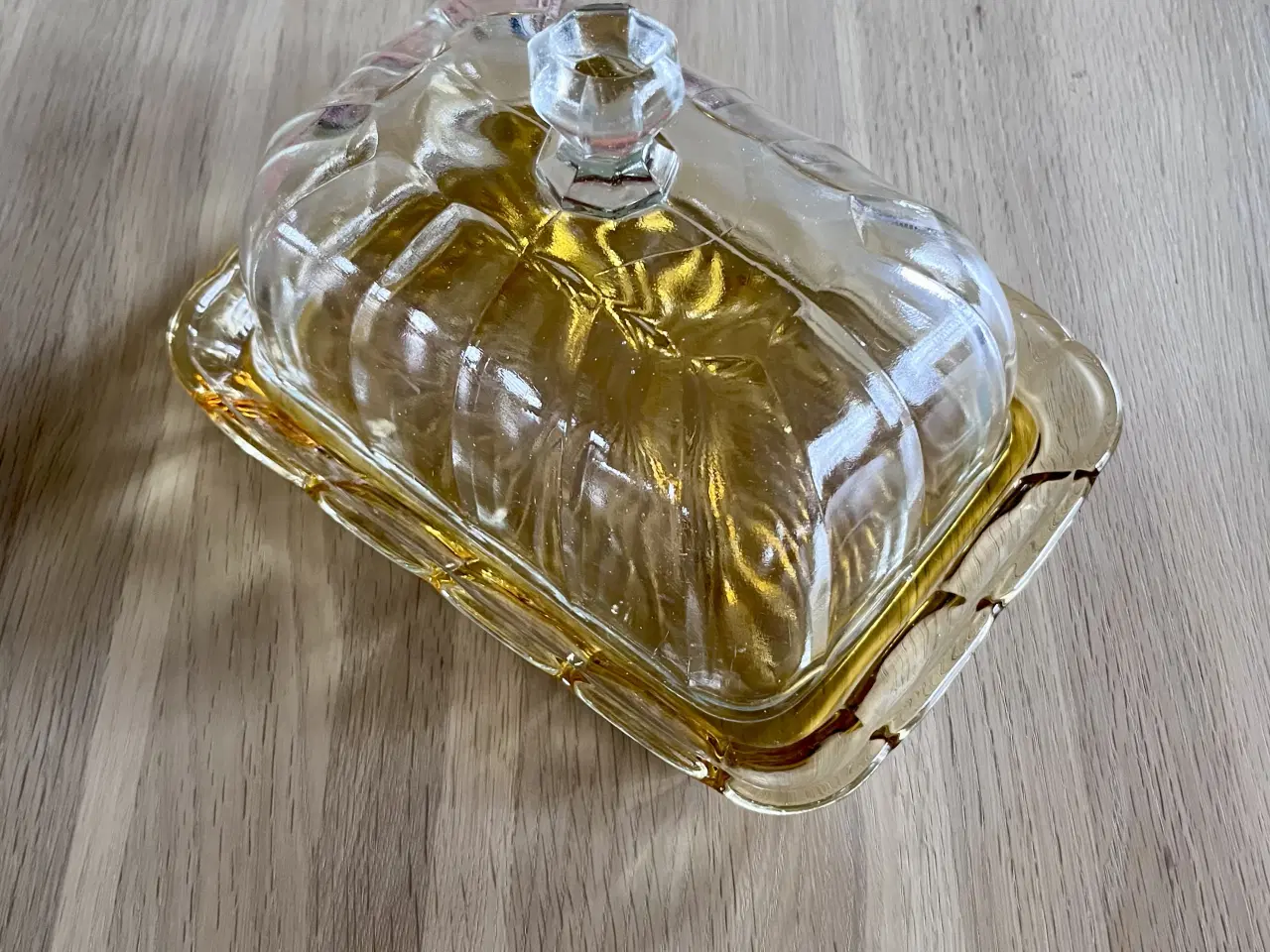Billede 1 - Smuk vintage osteklokke / smørboks i glas. 