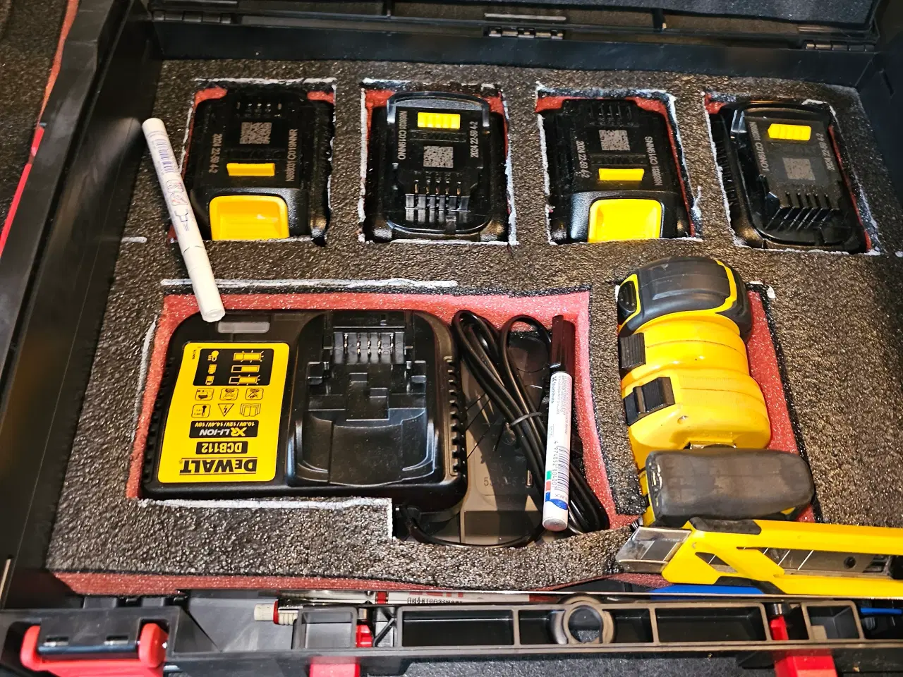 Billede 5 - DEWALT 4 AMPERE  3 STK BATTERI OG LADER