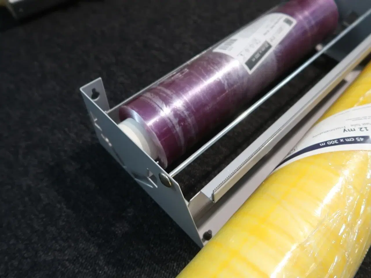 Billede 3 - Filmdispenser og 2 ruller film