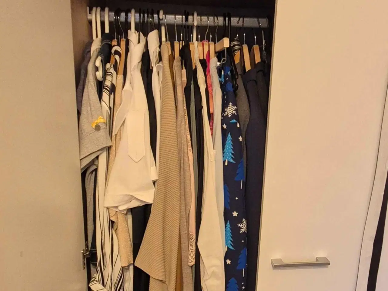 Billede 2 - Tøjskab fra JYSK – i stil med BIRKELSE-serien