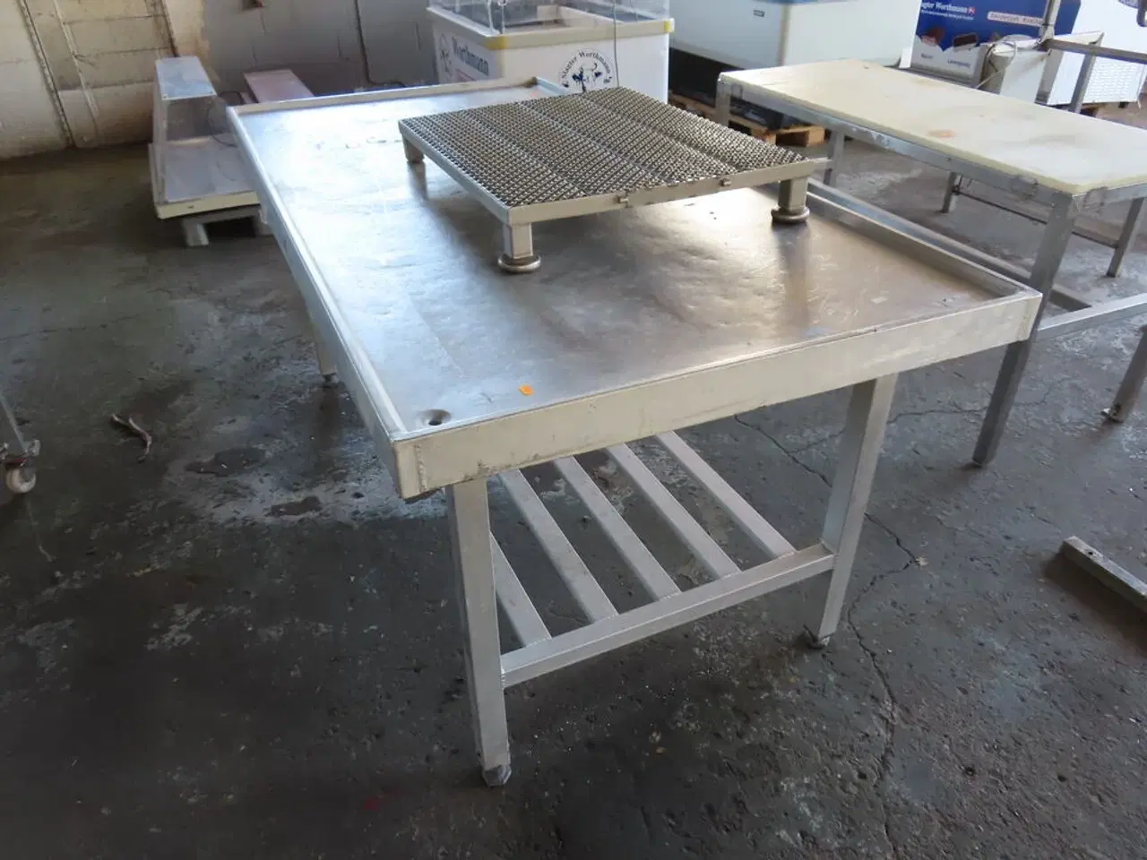 Billede 2 - Industrikøkken stålbord inkl. Trinbrædt (tarmbord)
