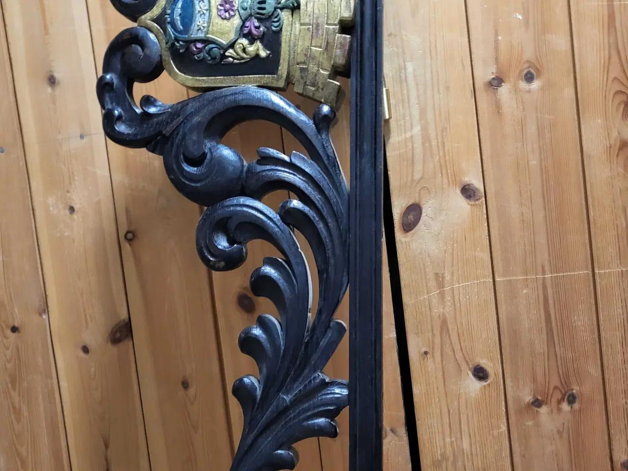 Billede 7 - Udskåren træværk med våbenskjold 