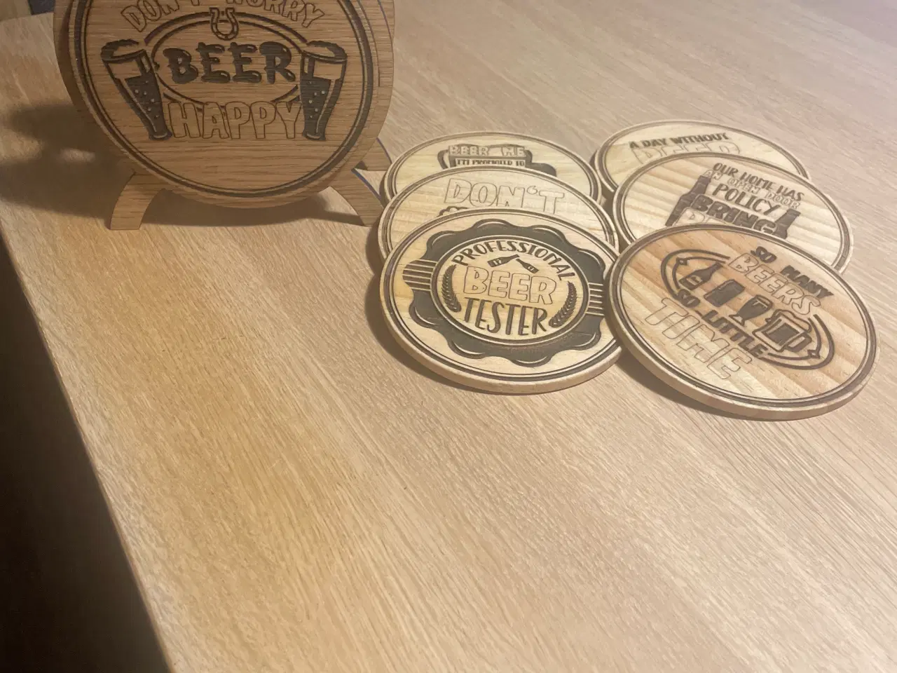 Billede 4 - Holdere med øl, vin og kaffe lasters i træ