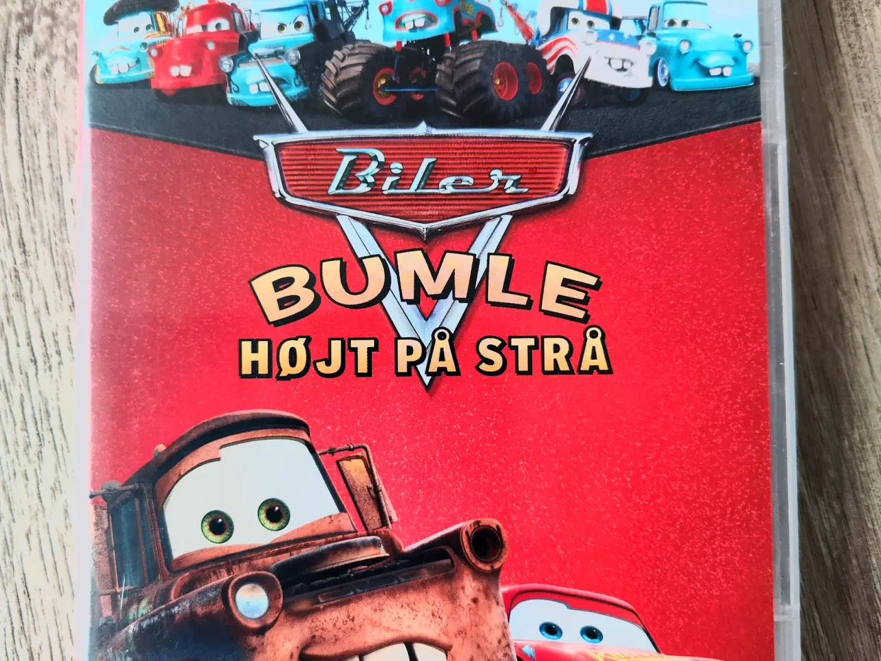 Billede 1 - DVD Disney Biler Bumle højt på strå 