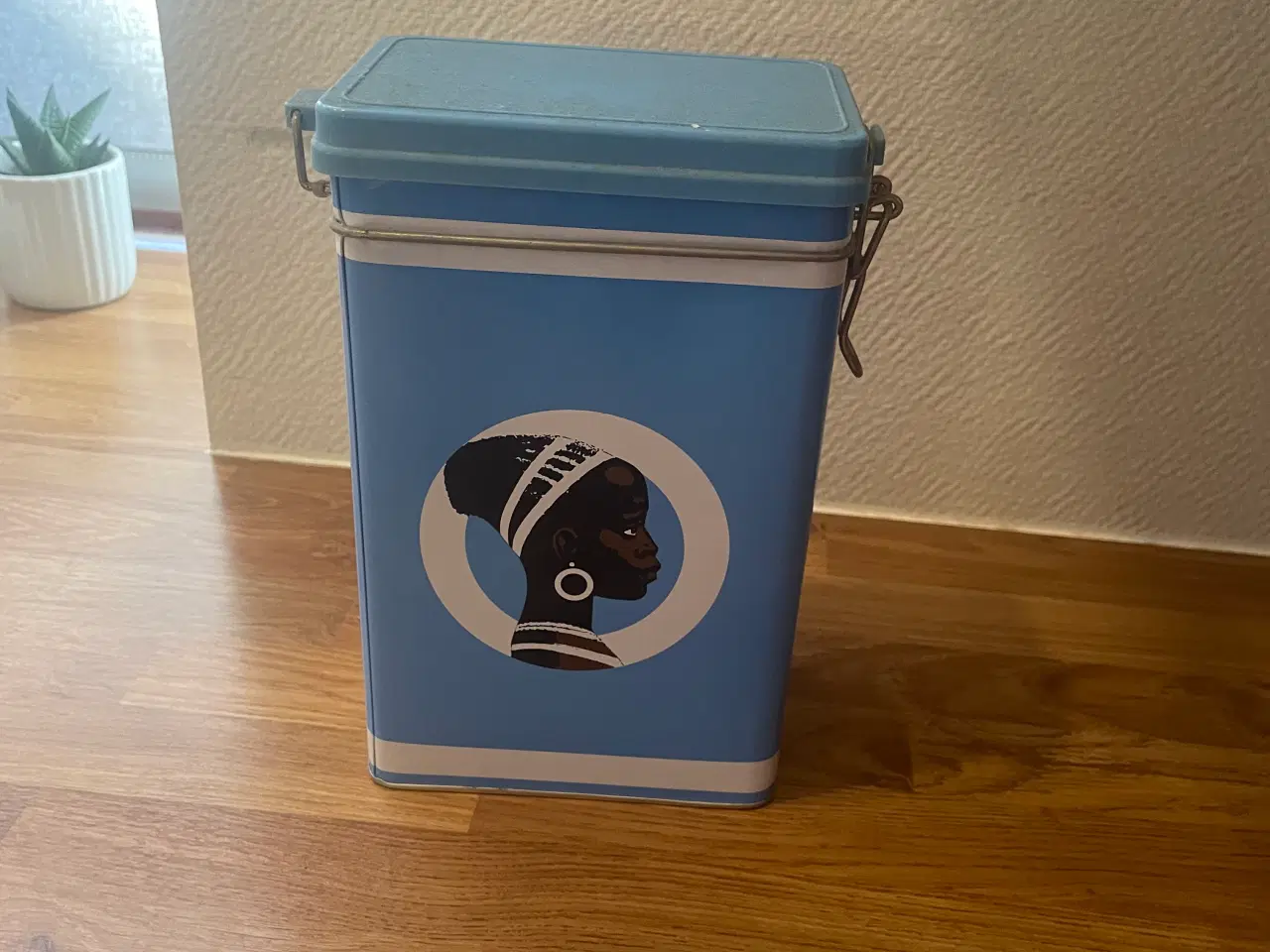 Billede 2 - Blikdåser sælges.