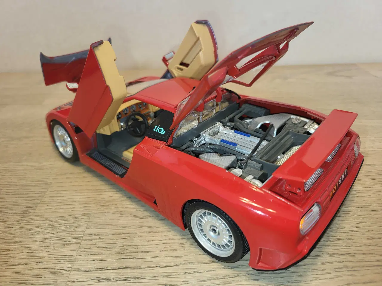 Billede 3 - Modelbil: BUGATTI EB 110 1991.  Skala 1/18.