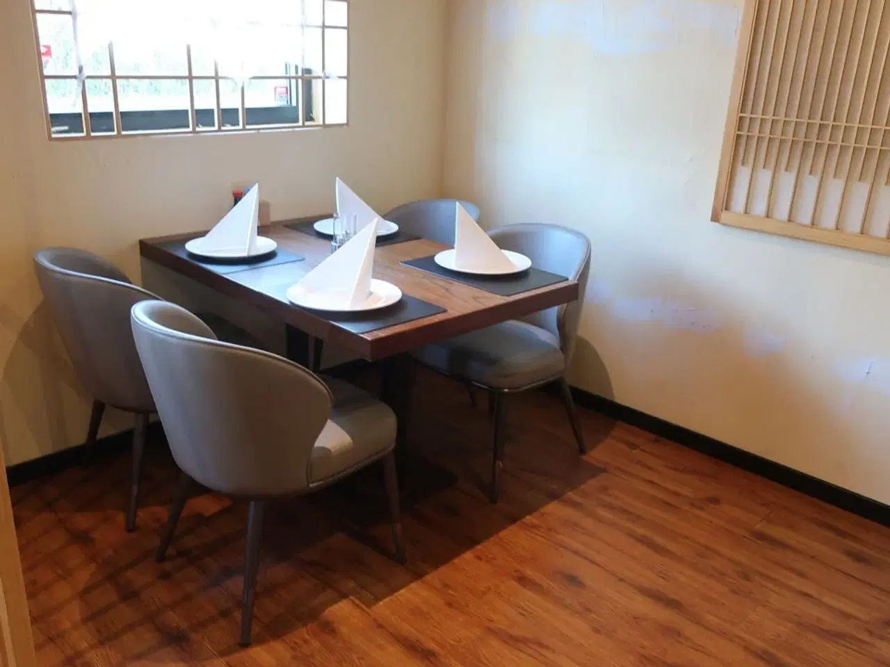 Billede 2 - 2 borde og 8 nye stole