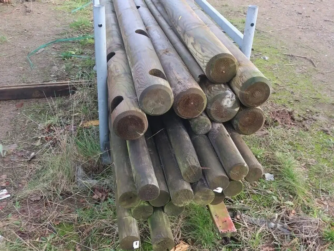 Billede 16 - Div. Barreller med træ, tagplader, stolper m.m.