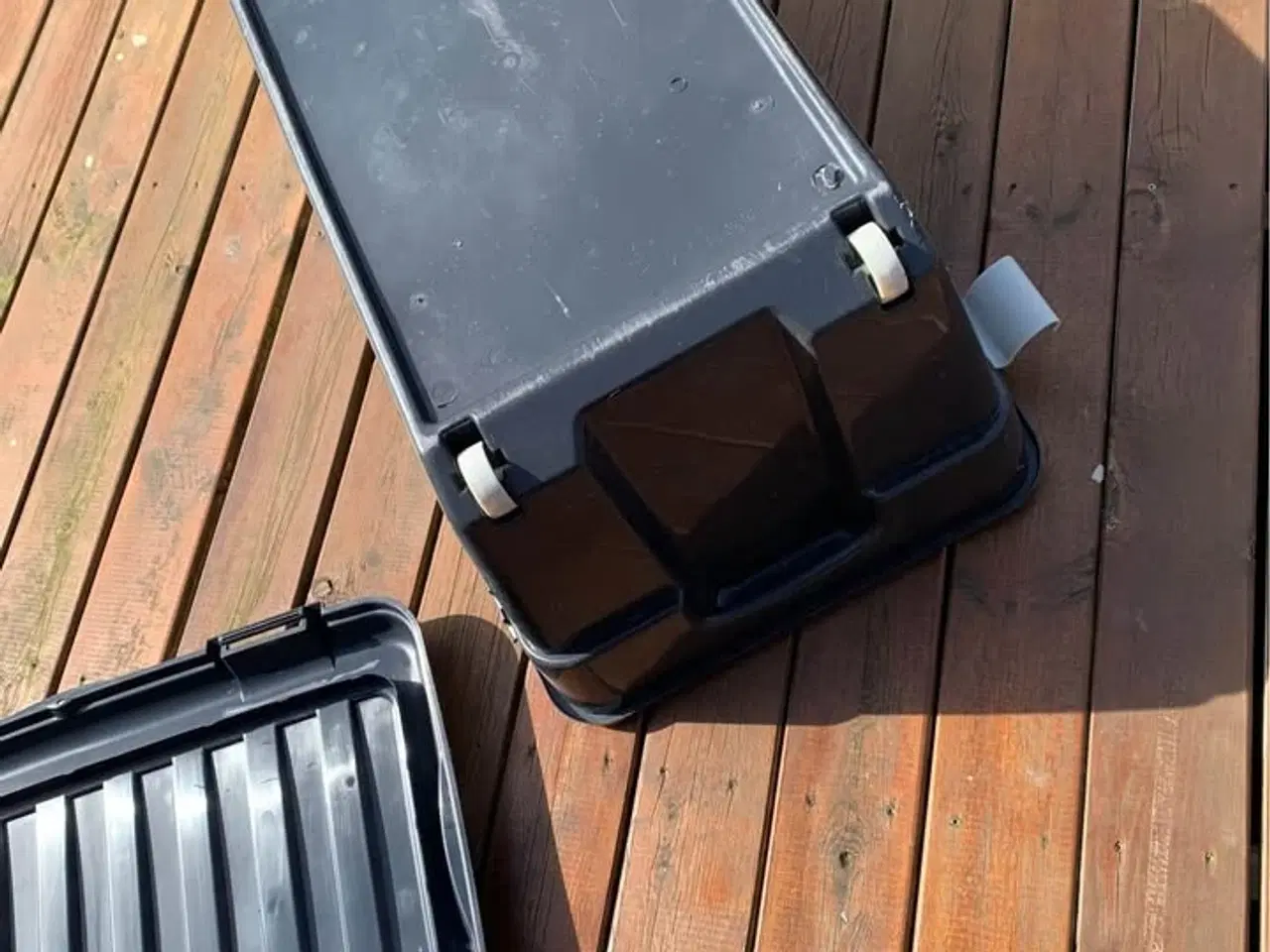 Billede 3 - Stor plast box - bortgives