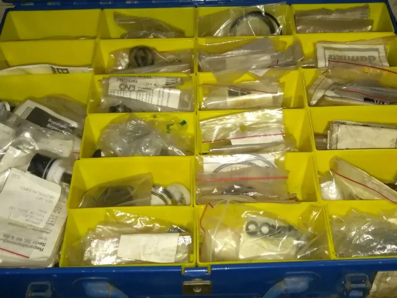 Billede 8 - Skuffe reol med indhold til vvs