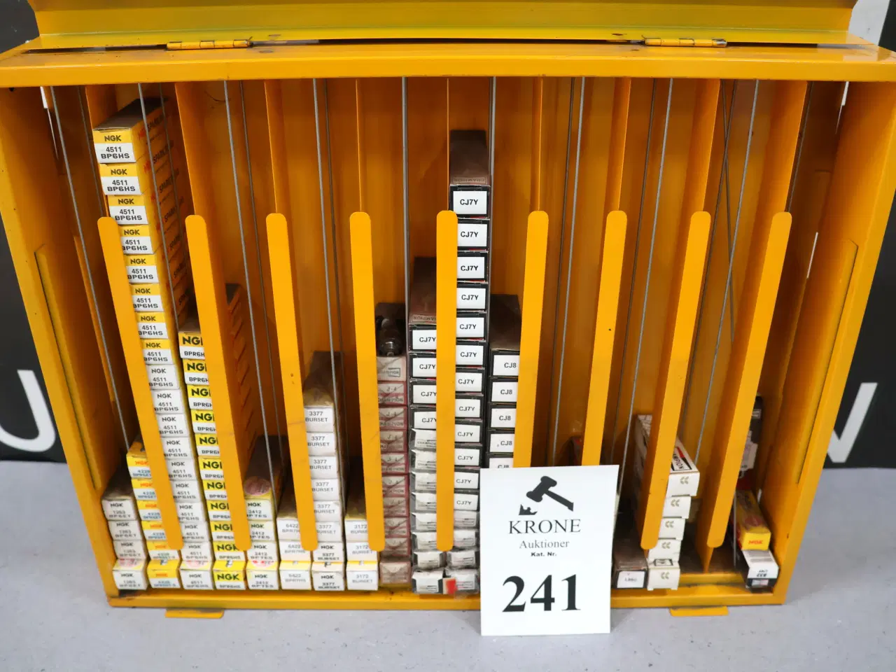Billede 4 - NGK Tændrørs displayskab m/117 stk tændrør