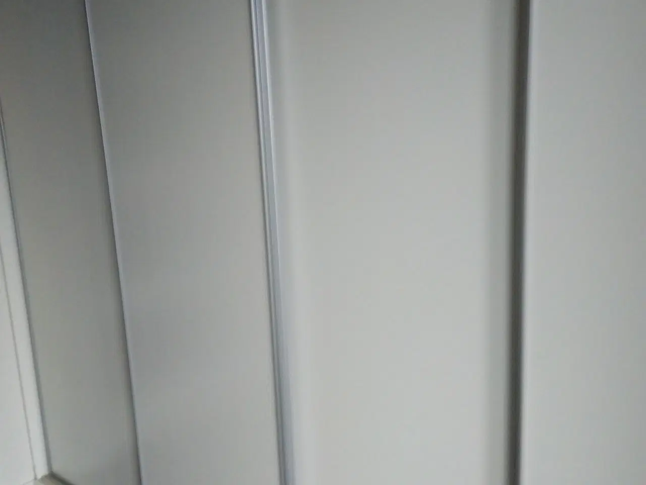 Billede 1 - Garderobe skydedøre i hvid lud