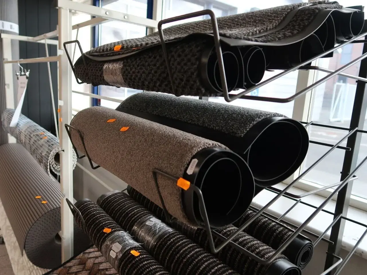 Billede 1 - Hylde med dørmåtter